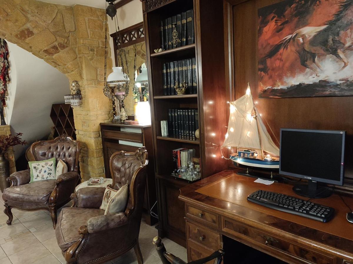 British Wood 'n Stone House Salonic
